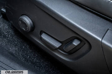 Volvo XC40 P8 – interior, power seat controls