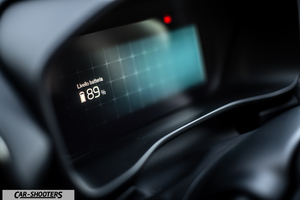 Volvo XC40 P8 – dashboard, digital instrument cluster showing battery level