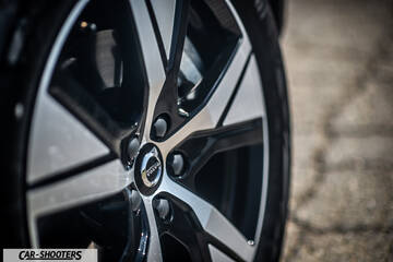 Volvo XC40 P8 – detail, alloy wheel close-up
