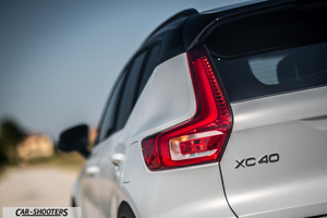 Volvo XC40 P8 – rear three-quarter, white on an outdoor road