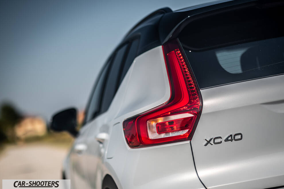 Volvo XC40 P8 – rear three-quarter, white on an outdoor road
