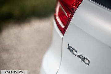Volvo XC40 P8 – detail, rear badge close-up