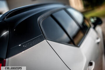 Volvo XC40 P8 – detail, roofline and side window close-up