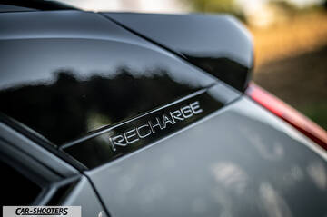 Volvo XC40 P8 – detail, recharge badge close-up