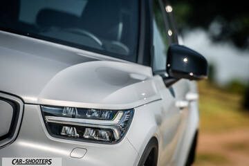 Volvo XC40 P8 – detail, headlight and side mirror close-up