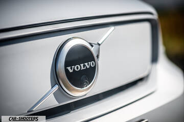 Volvo XC40 P8 – detail, grille emblem close-up
