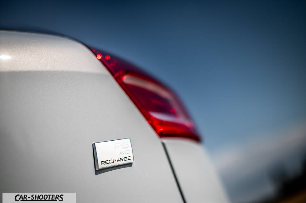Volvo XC40 P8 – detail, recharge badge and taillight close-up