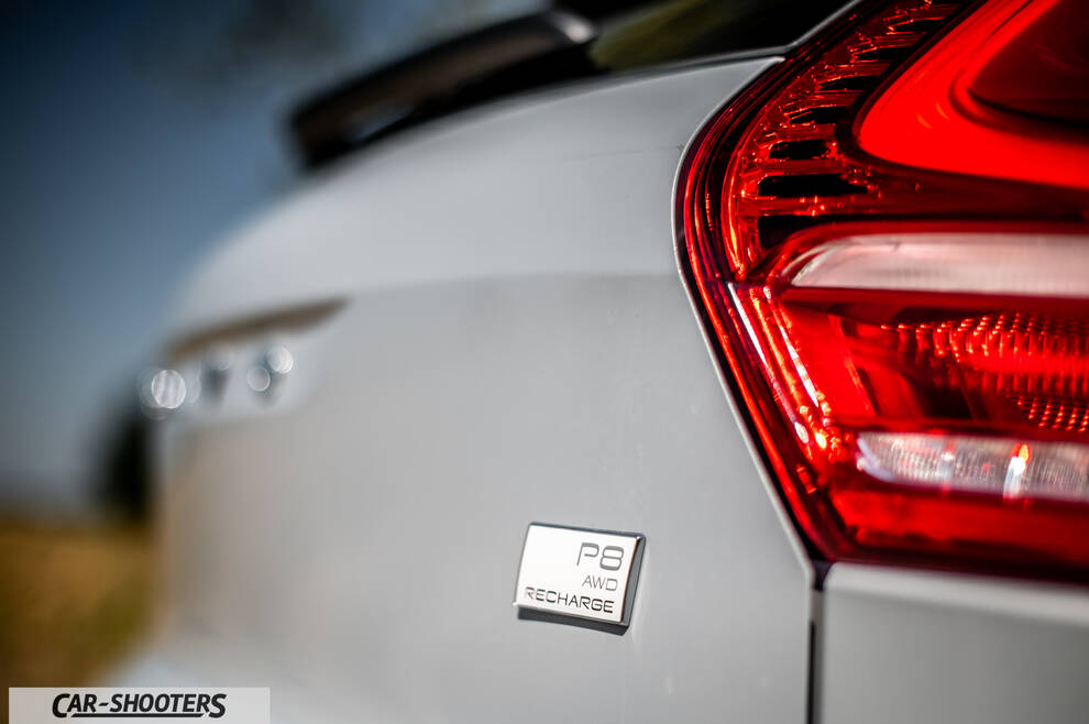 Volvo XC40 P8 – detail, taillight and badge close-up