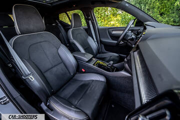 Volvo XC40 P8 – interior, dark cloth and leather front seats