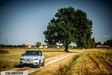 Volvo XC40 P8 – front three-quarter, white on a country road