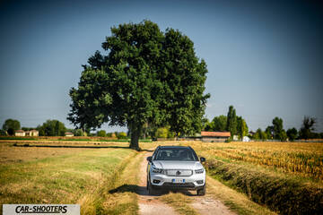 Volvo XC40 P8 – front three-quarter, silver on a country road