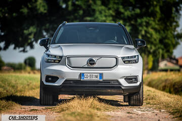Volvo XC40 P8 – front three-quarter, silver on a dirt road