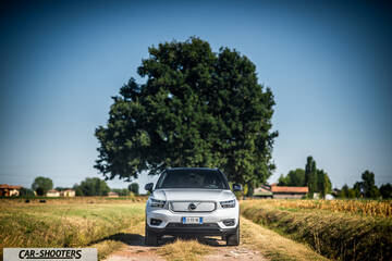Volvo XC40 P8 – front three-quarter, white on a rural path