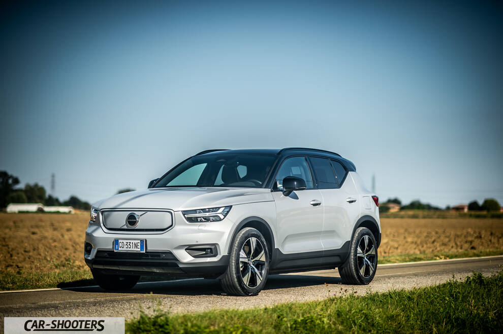 Volvo XC40 P8 – front three-quarter, silver on a country road