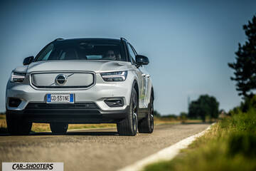 Volvo XC40 P8 – front three-quarter, white on a country road