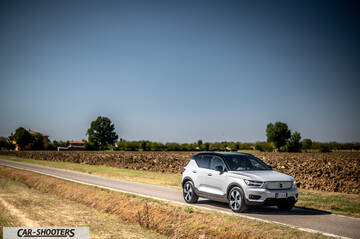 Volvo XC40 P8 – front three-quarter, white on a country road