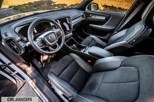 Volvo XC40 P8 – interior, leather front seats