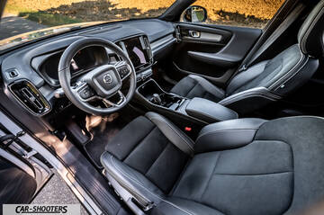 Volvo XC40 P8 – interior, leather front seats