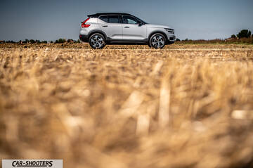 Volvo XC40 P8 – side profile, silver on a dirt field