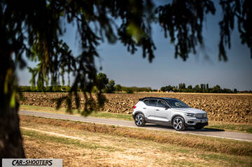 Volvo XC40 P8 – rear three-quarter, silver on a country road