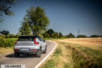 Volvo XC40 P8 – rear three-quarter, silver on a country road