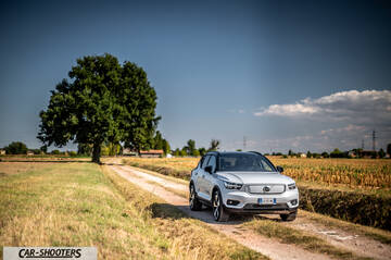 Volvo XC40 P8 – front three-quarter, silver on a country road