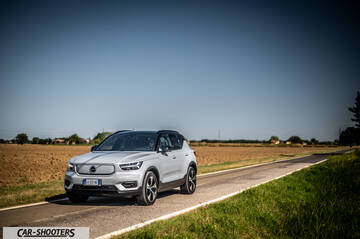 Volvo XC40 P8 – front three-quarter, silver on a country road