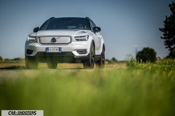 Volvo XC40 P8 – front three-quarter, white on a country road