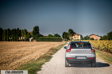 Volvo XC40 P8 – rear view, silver on a country road