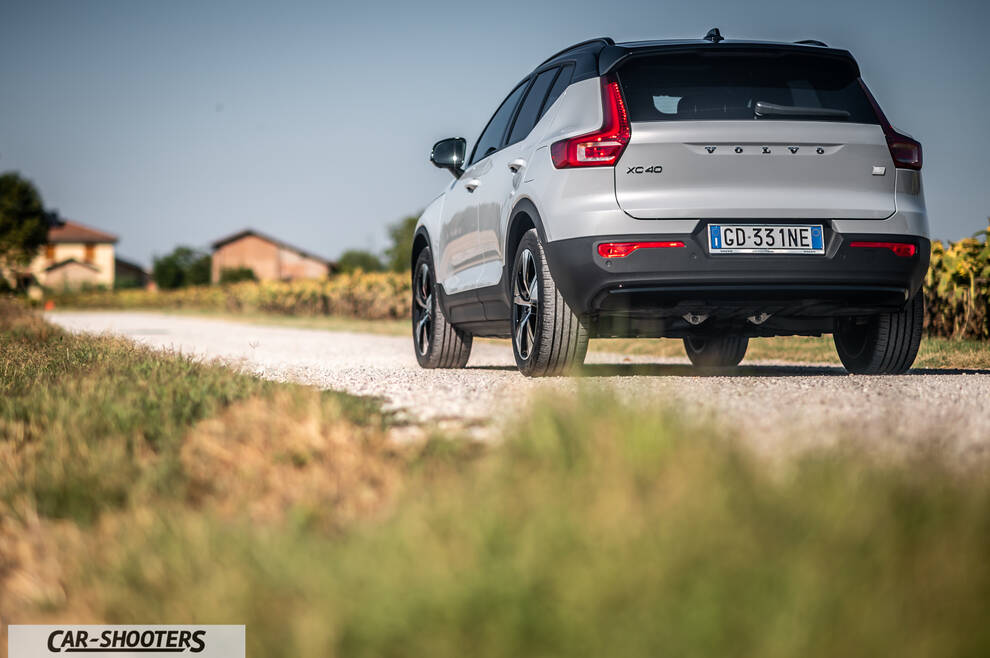 Volvo XC40 P8 – rear three-quarter, silver on a country road