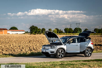 Volvo XC40 P8 – side profile, white on a country road