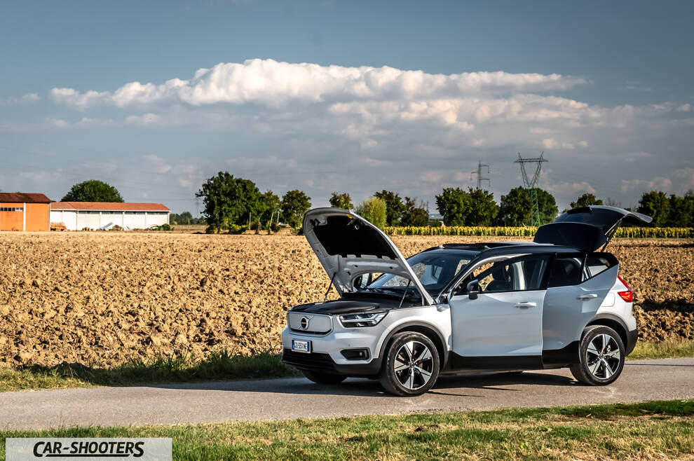 Volvo XC40 P8 – side profile, white on a country road