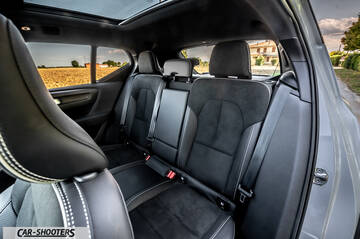 Volvo XC40 P8 – interior, rear seats with panoramic sunroof