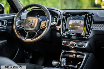 Volvo XC40 P8 – dashboard, center touchscreen infotainment display