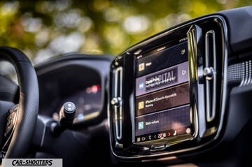 Volvo XC40 P8 – dashboard, touchscreen infotainment display