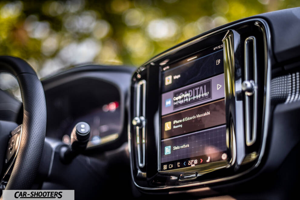 Volvo XC40 P8 – dashboard, touchscreen infotainment display