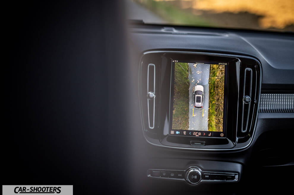 Volvo XC40 P8 – dashboard, showing a touchscreen display