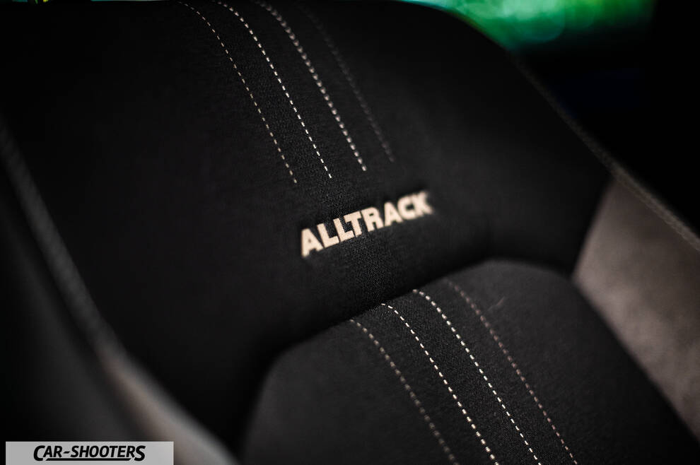 Volkswagen Passat Alltrack – interior, embroidered front seat