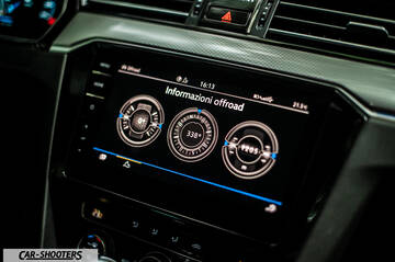 Volkswagen Passat Alltrack – dashboard, digital infotainment display showing offroad information