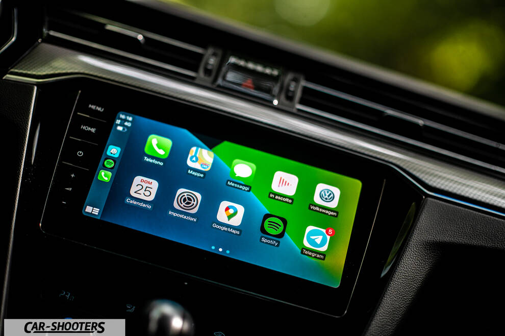 Volkswagen Passat Alltrack – dashboard, touchscreen infotainment system display