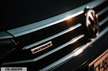 Volkswagen Passat Alltrack – detail, front grille close-up with badge