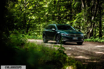 Volkswagen Passat Alltrack – front three-quarter, dark green on a country road