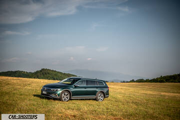 Volkswagen Passat Alltrack – side profile, dark green on a grassy field