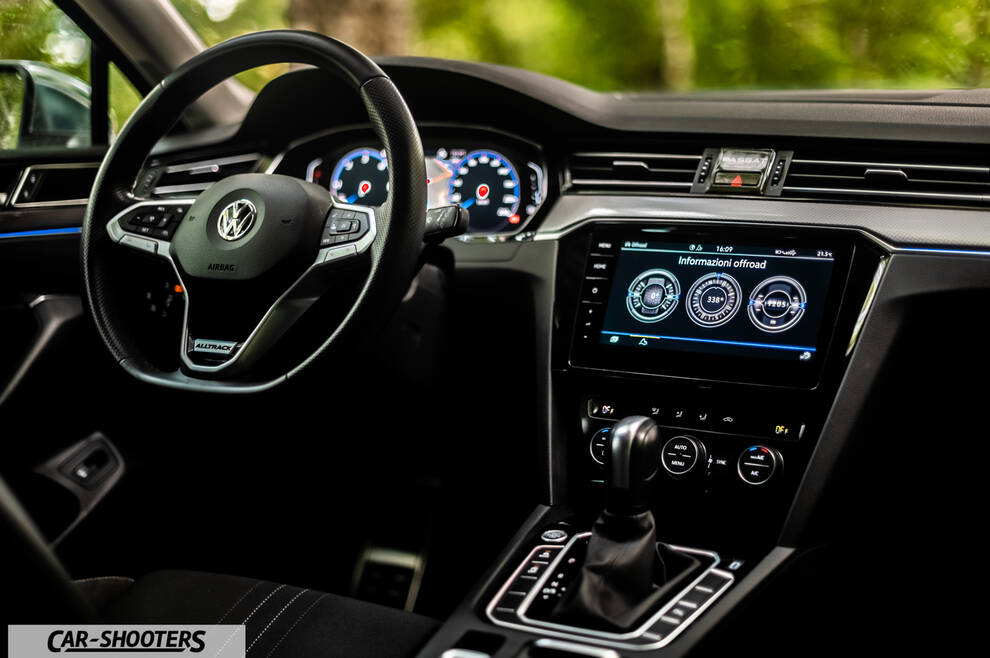 Volkswagen Passat Alltrack – dashboard, digital instrument cluster and touchscreen