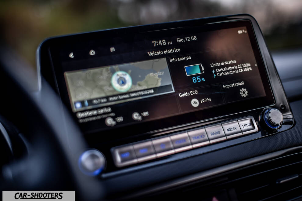 Hyundai Kona Electric 2021 – dashboard, touchscreen infotainment system display