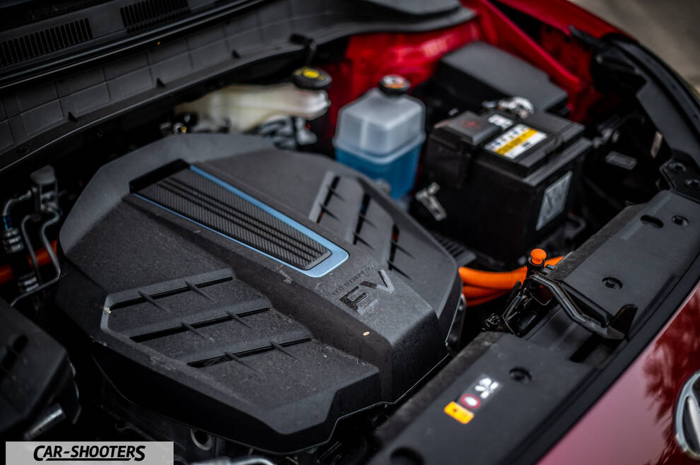 Hyundai Kona Electric 2021 – engine bay, plastic engine cover with ev badge