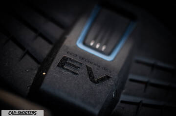 Hyundai Kona Electric 2021 – detail, ev badge close-up