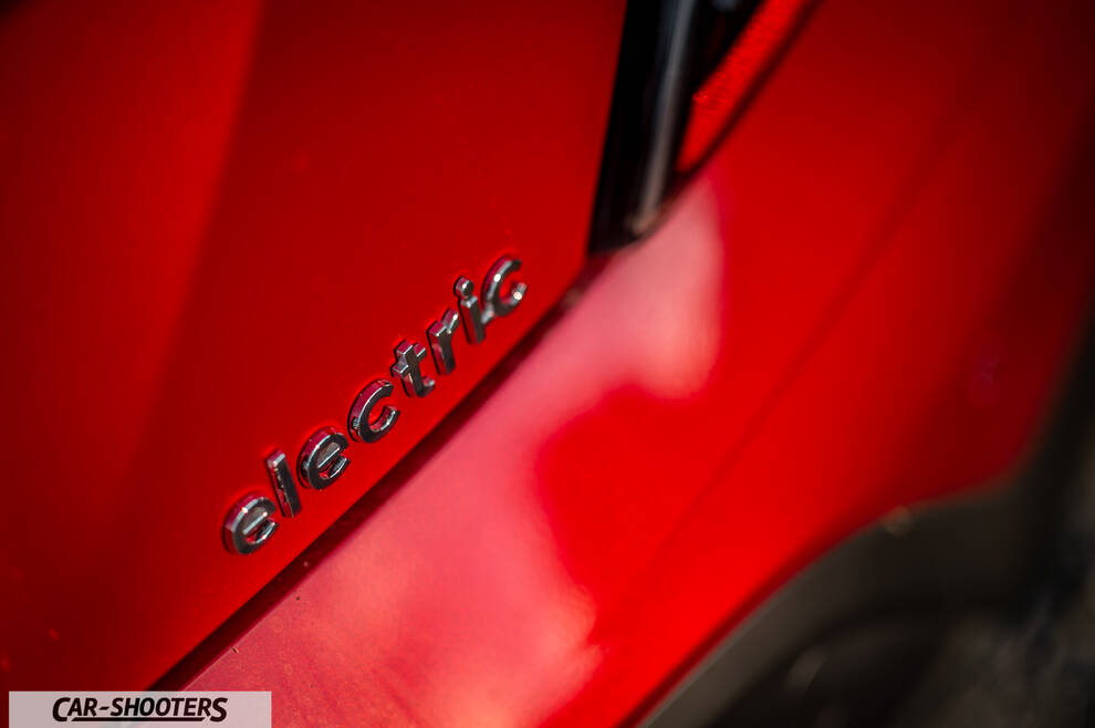 Hyundai Kona Electric 2021 – detail, electric badge close-up
