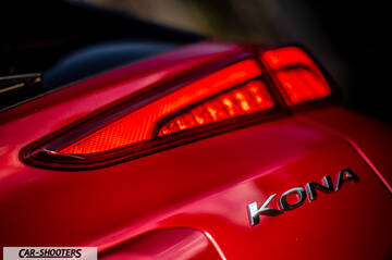 Hyundai Kona Electric 2021 – detail, taillight and badge close-up