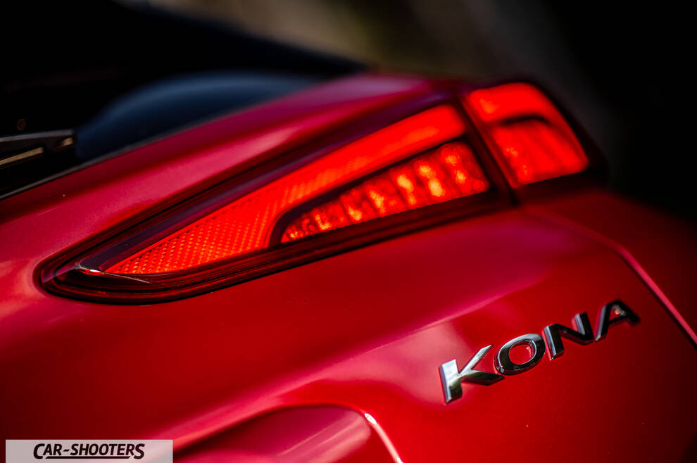 Hyundai Kona Electric 2021 – detail, taillight and badge close-up